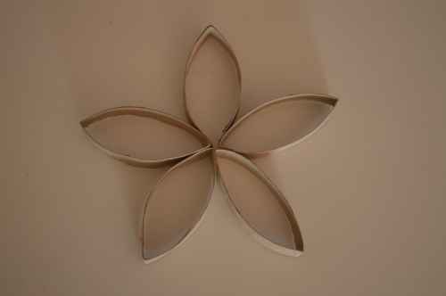 flor de decoración con rollos de papel higiénico 5