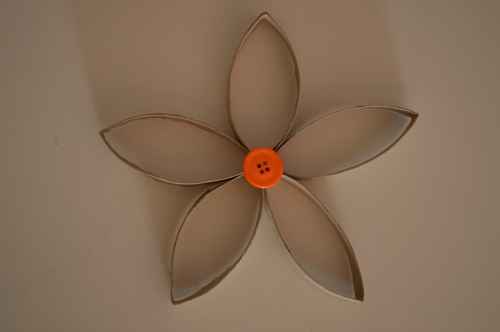 flor de decoración con rollos de papel higiénico 6