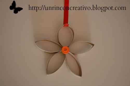 flor de decoración con rollos de papel higiénico